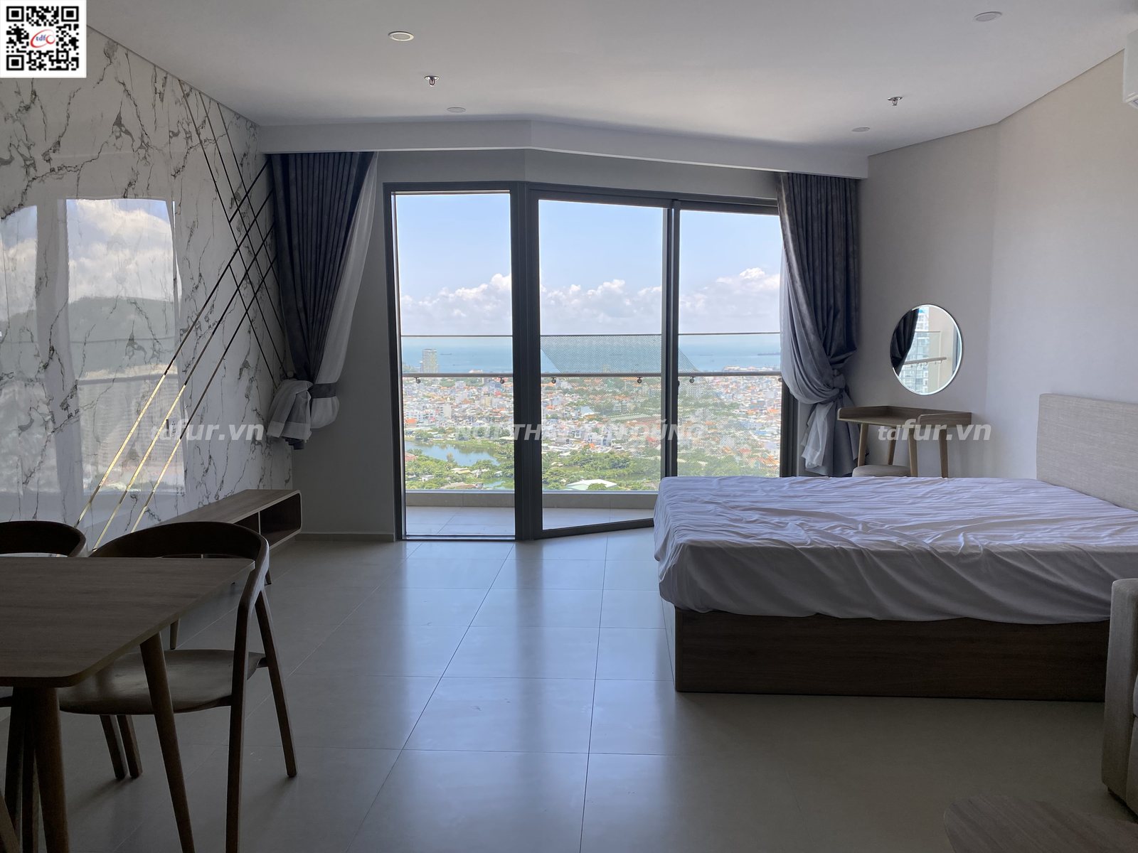 The Sóng Vũng Tàu – Vách vân đá chỉ vàng và gương thoi