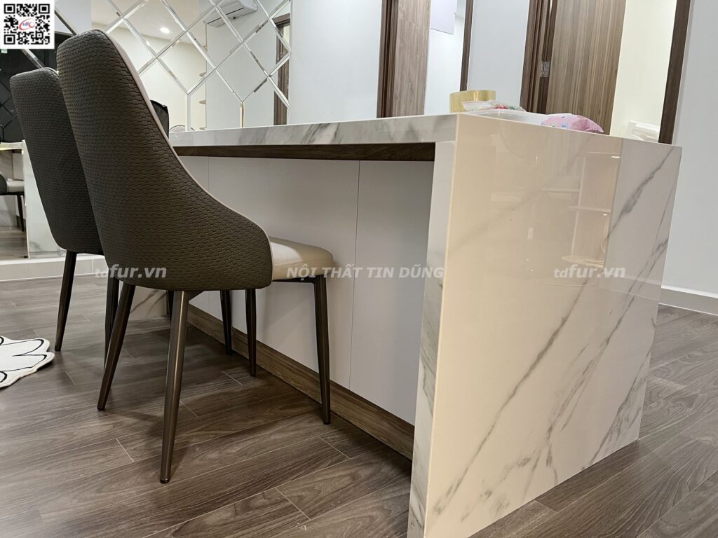 Topaz Elite – Kệ gỗ đèn hắt và quầy đá trắng