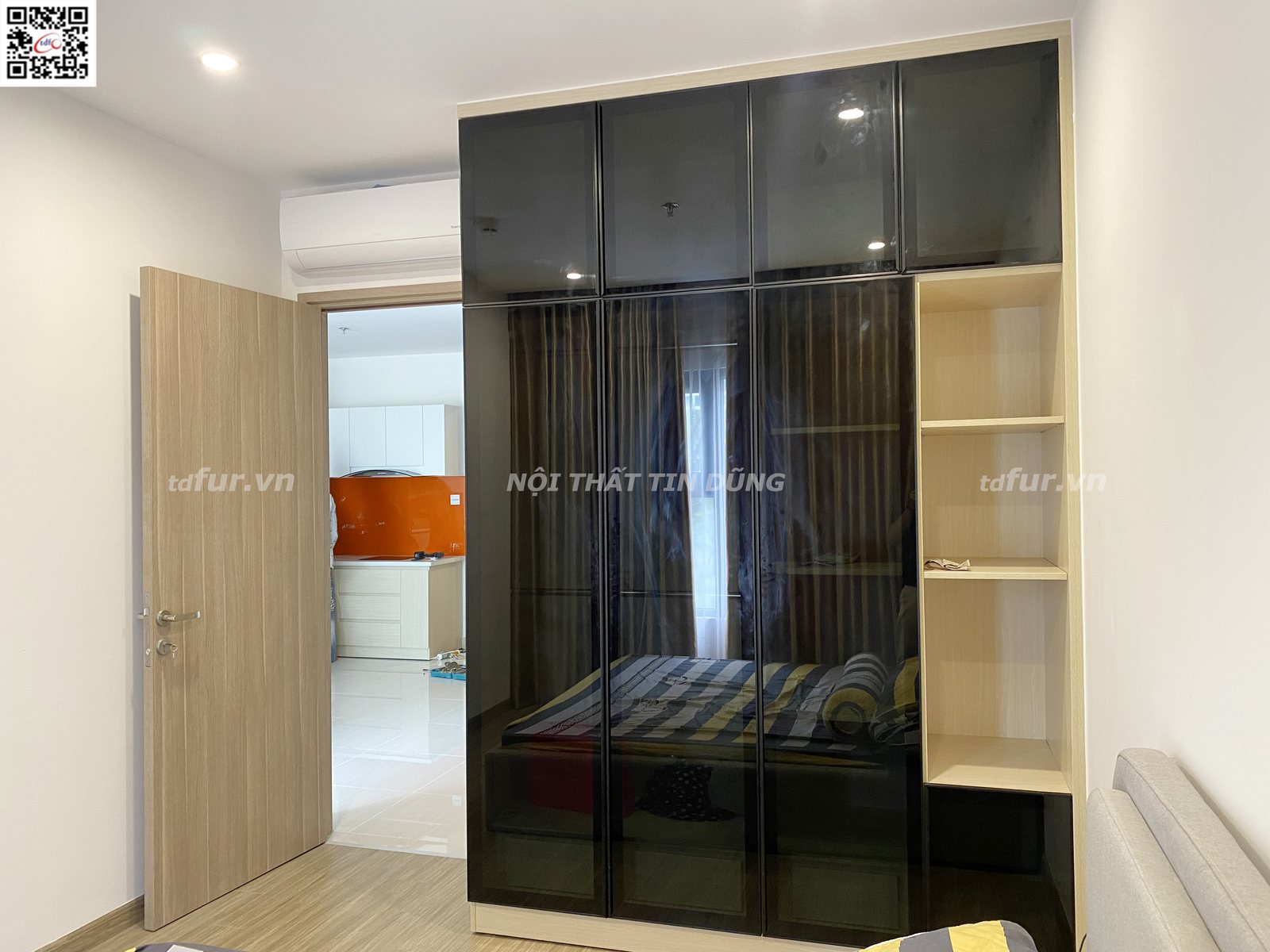 Vinhomes Grand Park – Tủ kính đen và bếp kính cam