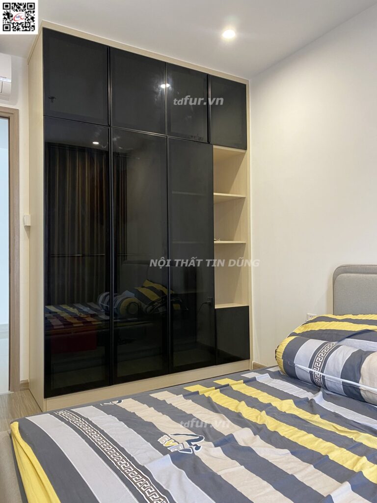 Vinhomes Grand Park – Tủ kính đen và bếp kính cam