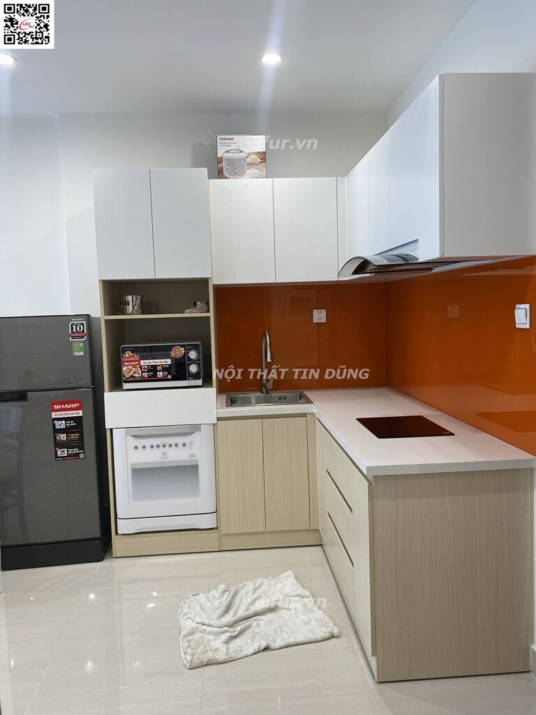 Vinhomes Grand Park – Tủ kính đen và bếp kính cam