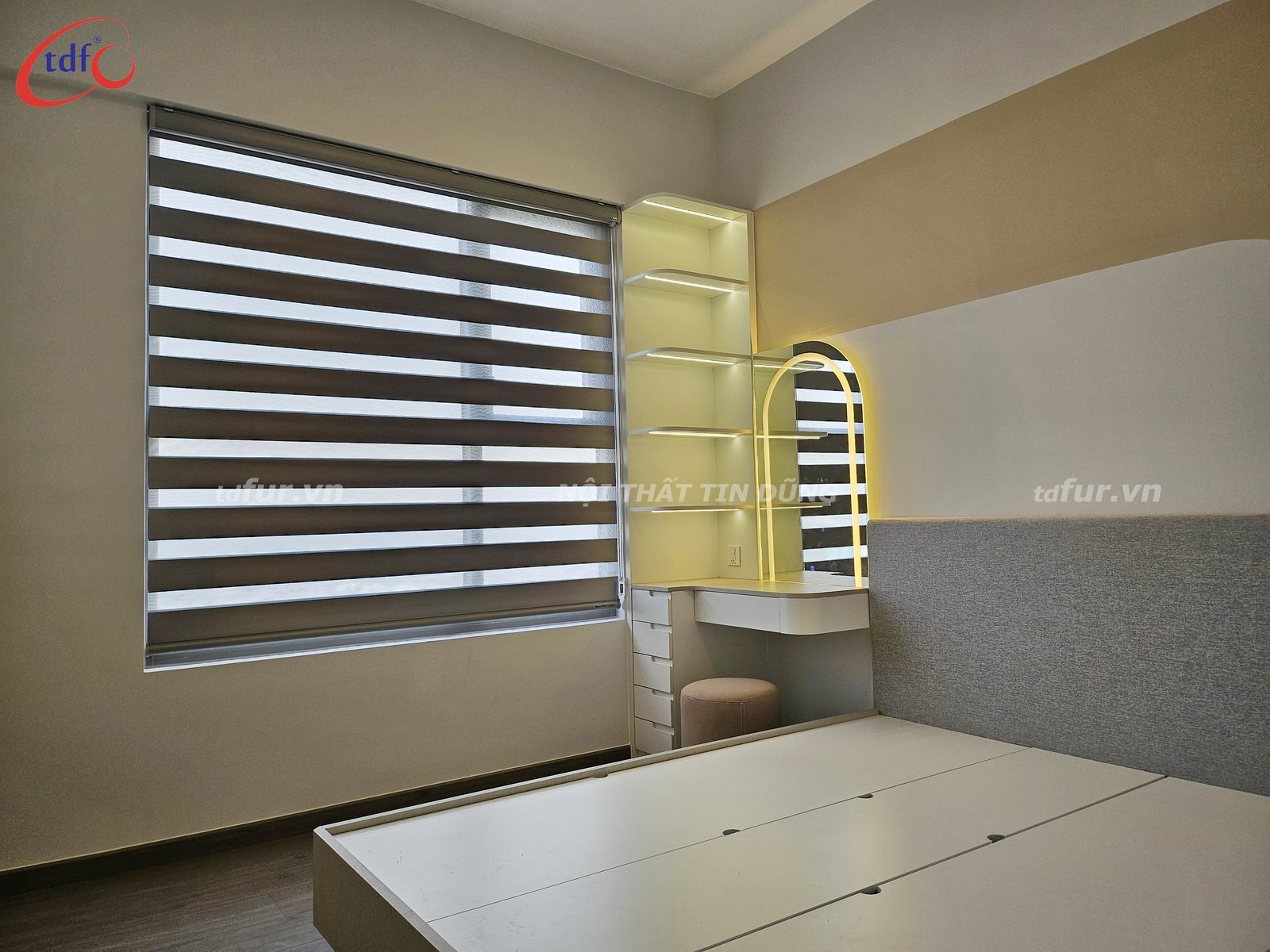 West Gate Park – Tường uốn cong và gương vòm