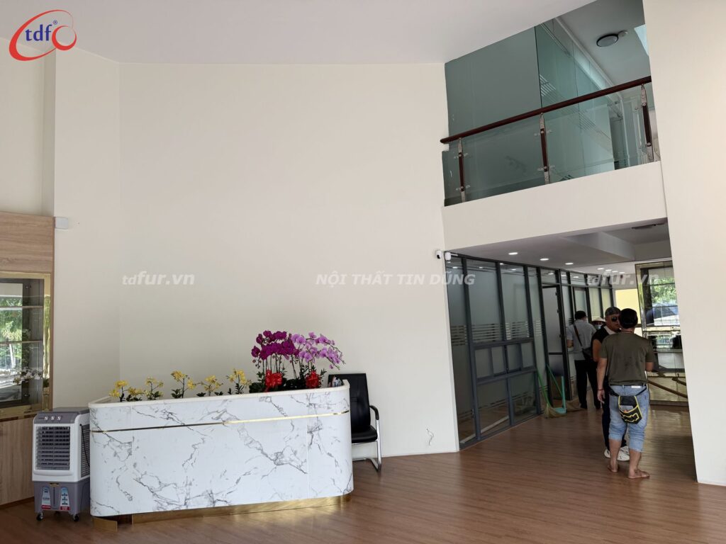 ALG Property – Vách kính và sàn gỗ ấm