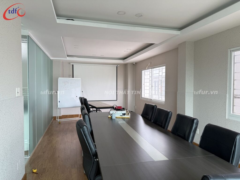 ALG Property – Vách kính và sàn gỗ ấm