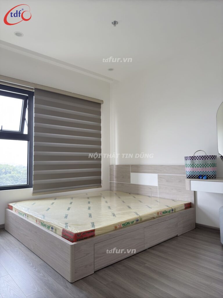 Beverly Solari – Bếp xanh mint và tủ trắng