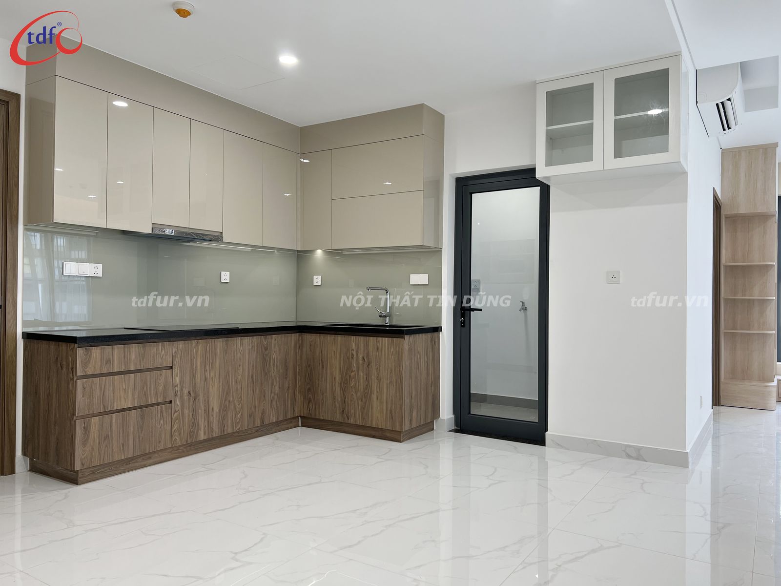 Diamond Alnata Plus – Gương tròn và gỗ sồi