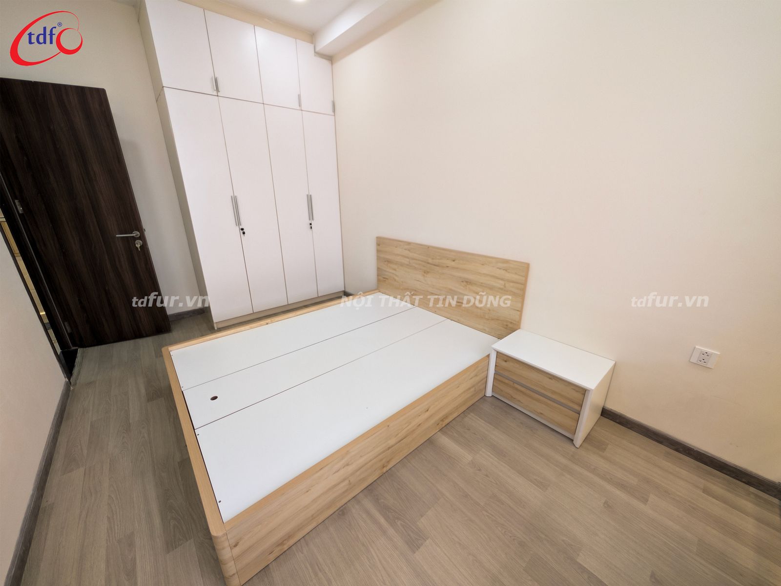Garden Gate – Tủ kính viền vàng và đá trắng