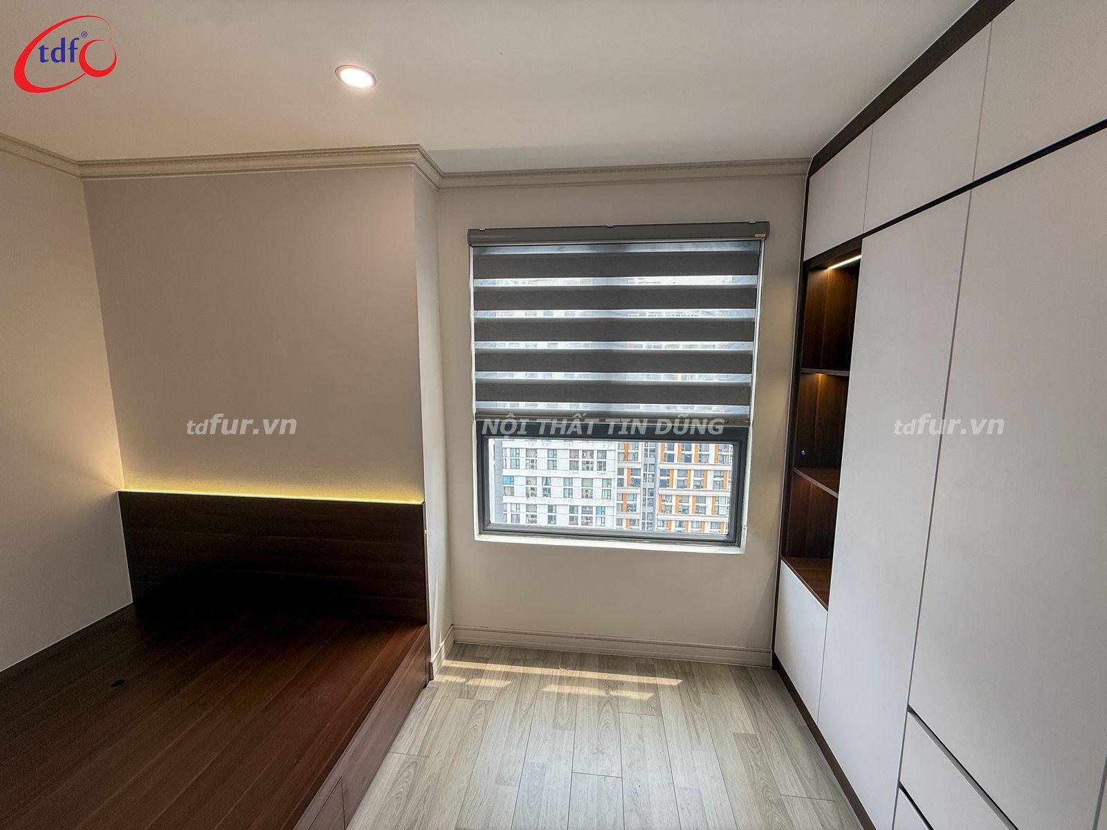 Homyland Riverside – Gỗ trầm và tủ kính đèn hắt