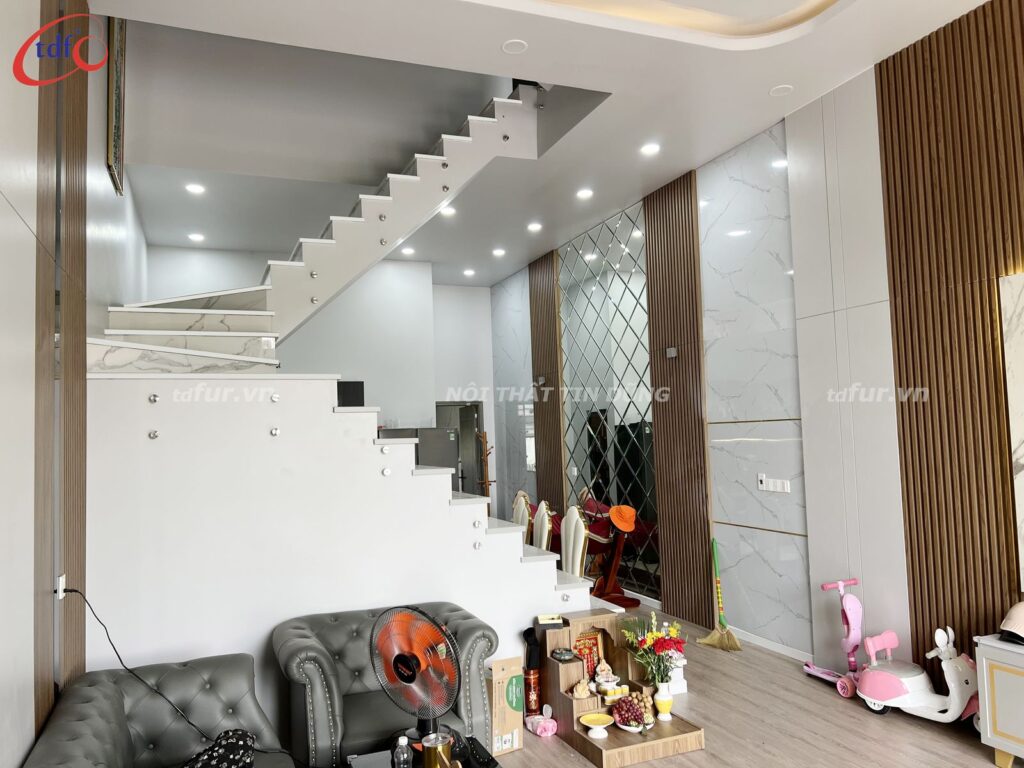 Nhà phố An Giang – Vân đá, lam gỗ và tủ chỉ vàng