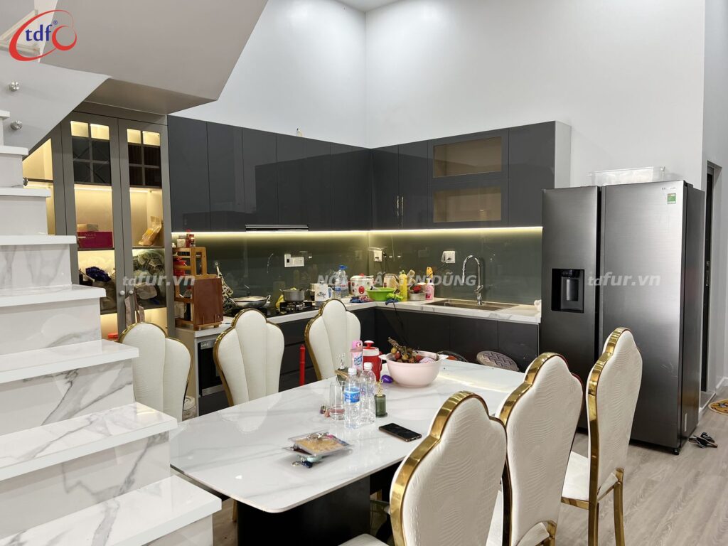 Nhà phố An Giang – Vân đá, lam gỗ và tủ chỉ vàng