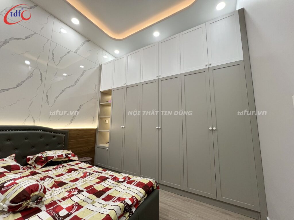 Nhà phố An Giang – Vân đá, lam gỗ và tủ chỉ vàng