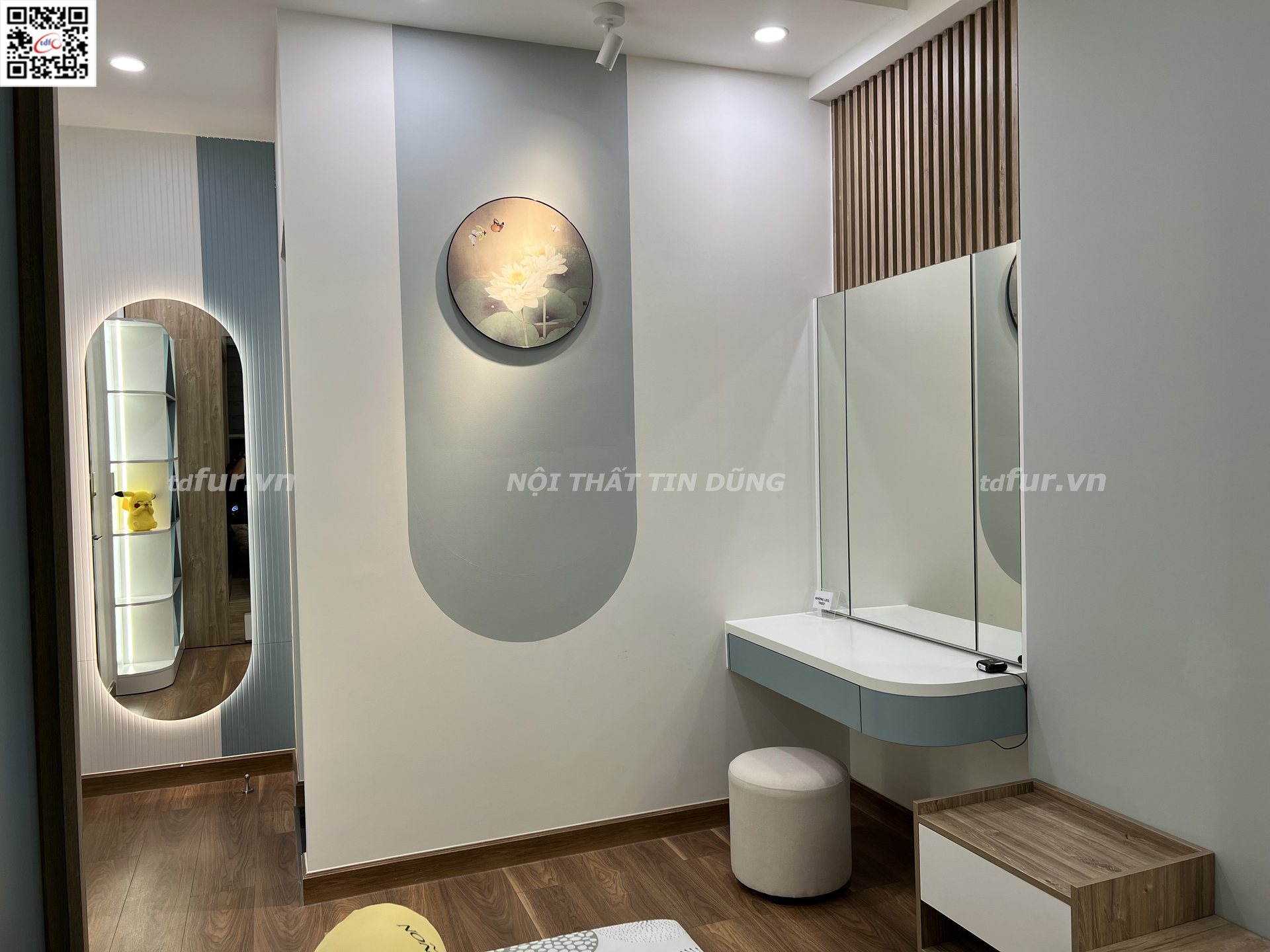 Q7 Saigon Riverside – Tủ kính đèn hắt và sofa kem