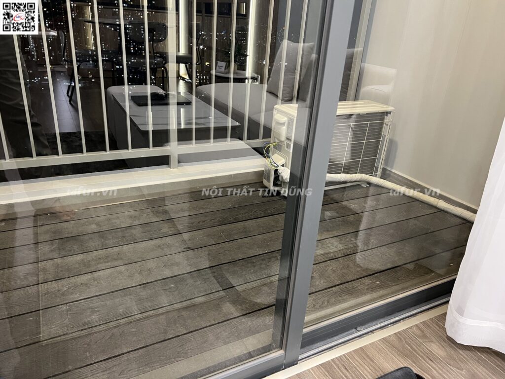 Q7 Saigon Riverside – Tủ kính đèn hắt và sofa kem
